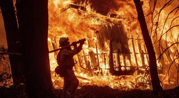 California, il fuoco divora il villaggio dei film western