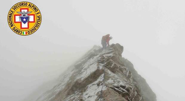 Due alpinisti bloccati a quota 2600 metri: difficile recupero nella neve