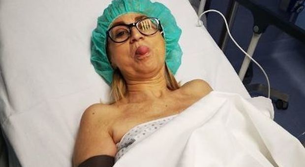 Luciana Littizzetto in ospedale, insulti choc dopo l'operazione: «Ben ti sta brutta c***»