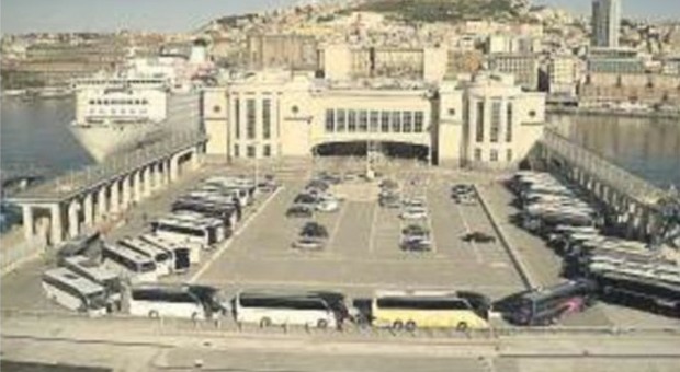 Fase 2 a Napoli, la carovana dei bus turistici a Posillipo: «Aziende sul lastrico e nessun aiuto»