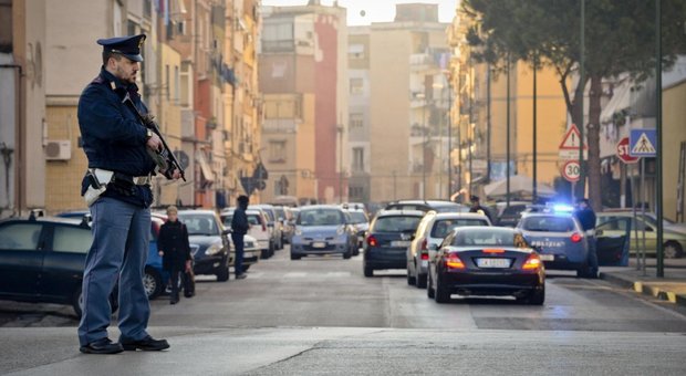 Picchia la mamma e si barrica in casa con il papà: 39enne arrestato nel rione Battisti
