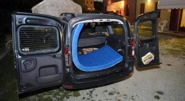 Un'auto trasformata in rifugio per senzatetto