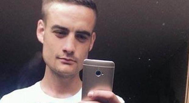 Inghilterra, ragazzo colpito dal morbo di Crohn protesta su Facebook: «Aiutate anche chi soffre di malattie invisibili»