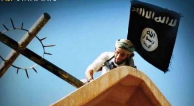 Isis, la rivista Dabiq contro il Papa: «Difende i gay e l'Islam moderato»