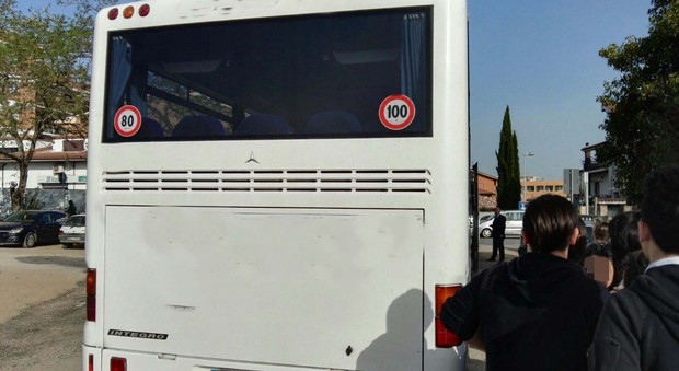Il bus fermato dagli agenti (foto Luciano Sciurba)