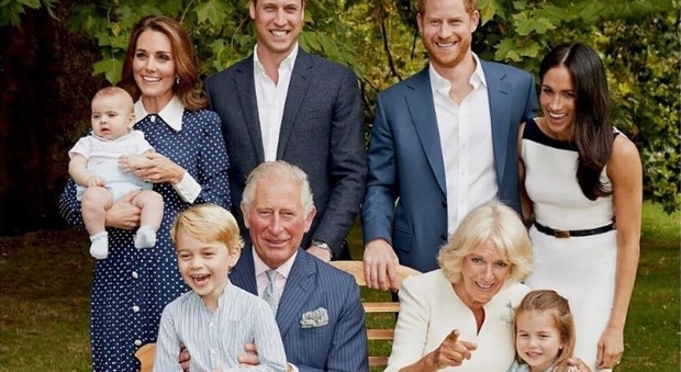 immagine Il principe Carlo compie 70 anni: una foto di famiglia per celebrarlo