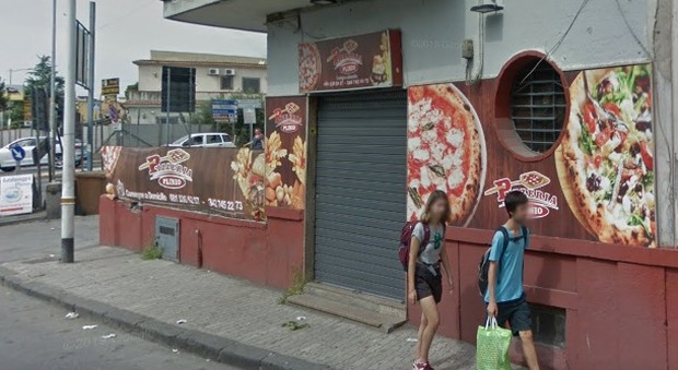 Bomba carta contro una pizzeria nel Napoletano: panico e danni