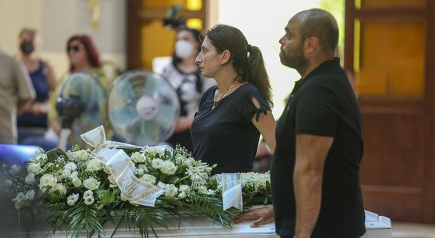 Bimbo morto a Sharm, i funerali di Andrea Mirabile a Palermo. I genitori in lacrime dietro la bara bianca
