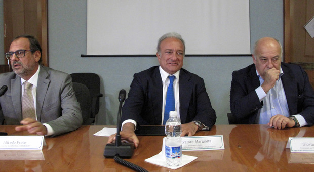 Il sottosegretario Margiotta tra il presidente della Camera di commercio Prete e l'assessore regionale Giannini