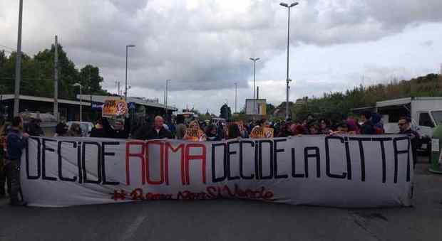 Roma, sit-in contro i licenziamenti nei canili: bloccata via Magliana