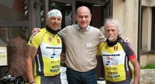 I due ciclisti jesini con il sindaco Bacci a Mayenne
