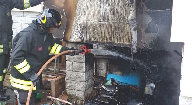 Motozappa distrutta dalle fiamme mentre era sotto la finestra di casa