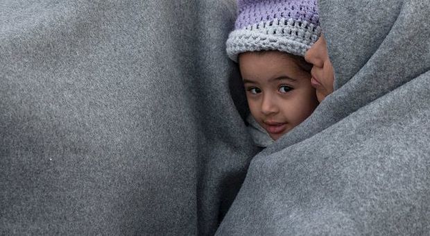 Grecia, bimba profuga di 4 anni muore cadendo nella fogna dell'accampamento