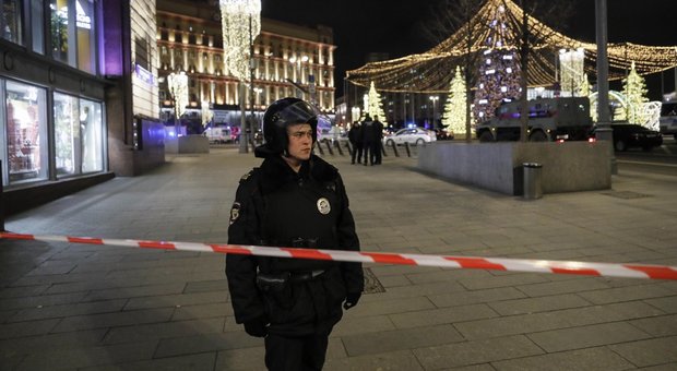 Assalto al palazzo dei servizi segreti Mosca, 1 morto e 5 feriti: è terrorismo