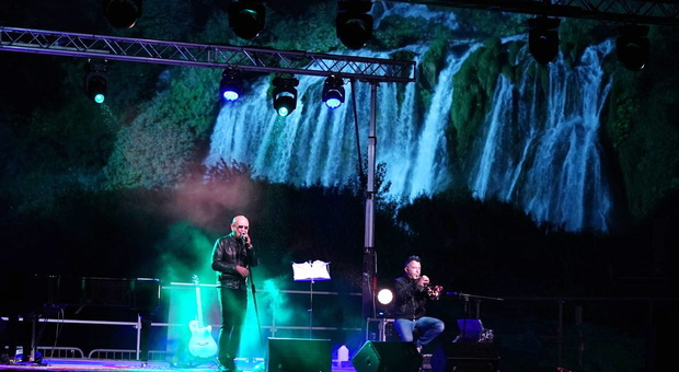 Terni, Enrico Ruggeri celebra Sergio Endrigo: il palco davanti alla Cascata delle marmore