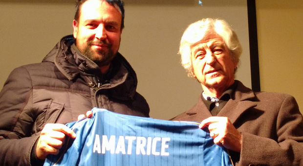 Tito Capriccioli e Gianni Rivera con le maglie della Nazionale per l'Amatrice