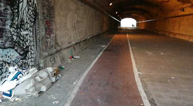 Gianturco, degrado nei tunnel pedonali usati da senzatetto e prostitute