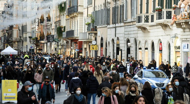 Roma, assembramenti e pochi controlli nelle vie dello shopping al centro e non solo