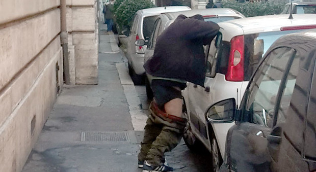 Roma, uomo urina in strada davanti all'Avvocatura di Stato: ennesimo scempio nel cuore della città