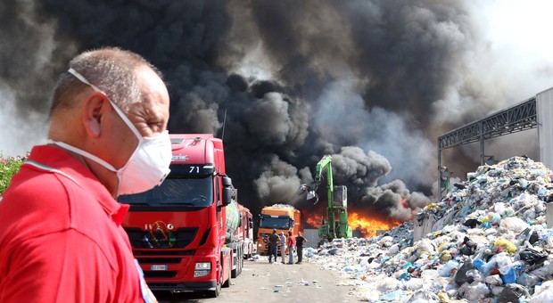 Brucia ancora la Terra dei fuochi: maxi incendio nella zona industriale di Pascarola