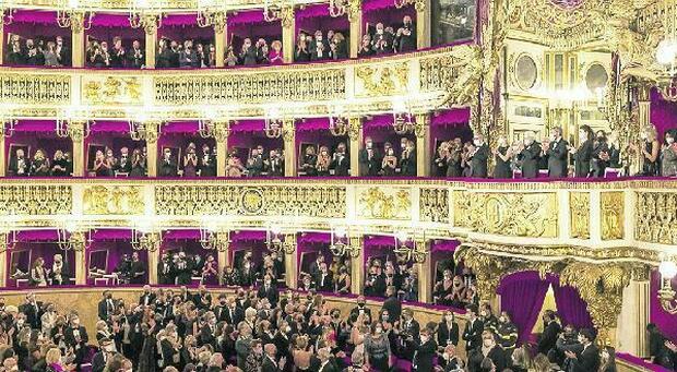 Teatro San Carlo, successo per «Otello» e Mattarella: il pubblico canta Fratelli d'Italia con il capo dello Stato