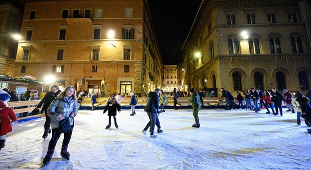 La pista di ghiaccio in piazza Matteotti durante il Natale degli scorsi anni