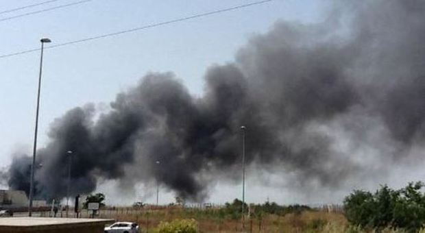 Rogo in discarica davanti a campo rom: incendio minaccia stazione e abitazioni