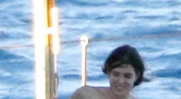 Charlotte Casiraghi sullo yacht: e le amiche si mettono in topless