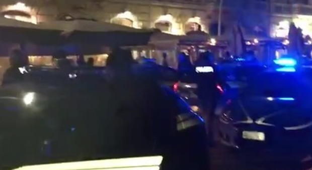 Spari sul lungomare di Napoli: poliziotto affronta i rapinatori