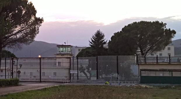 Detenuto aggredisce agenti nel carcere di Carinola: «Devastata la cella»