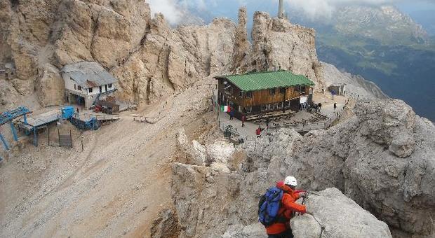 Precipita per cento metri sul Cristallo alpinista tedesca muore sul colpo