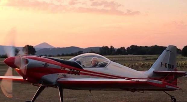 Flavio Saccomanno a bordo del suo aereo acrobatico (Foto tratta da Facebook)