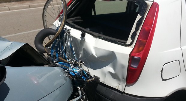 Una scena dell'incidente di oggi con la bici schiacciata