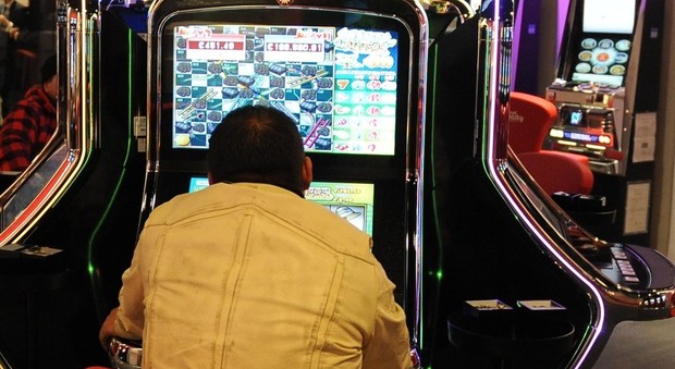Roma, perde 500 euro alle slot machine e aggredisce titolare del bar per riaverli