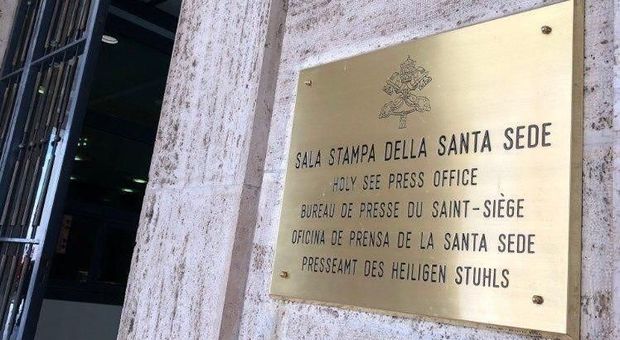 Papa Francesco cambia ancora la squadra della Sala Stampa, ma il posto di vice direttore destinato a una donna resta vacante, nessuna accetta