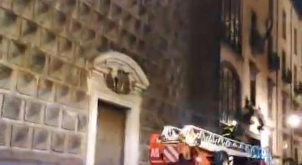 Napoli, emergenza maltempo: crolla cornicione della chiesa del Gesù Nuovo