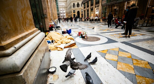 Napoli, Galleria Umberto ridotta a latrina: la rovina tra clochard e impalcature