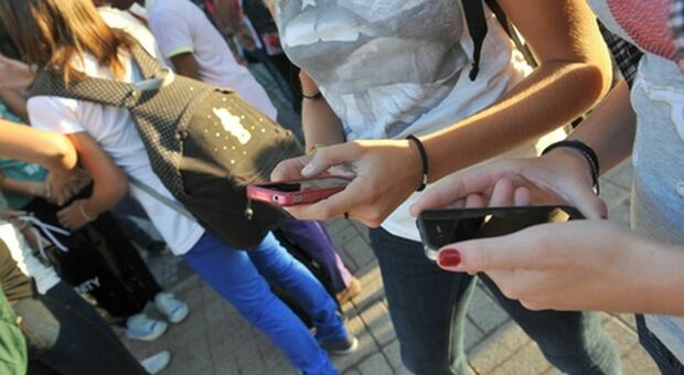 Scuola, smartphone vietati non solo a lezione: «Favoriscono il bullismo, gli atti vandalici e la distrazione»