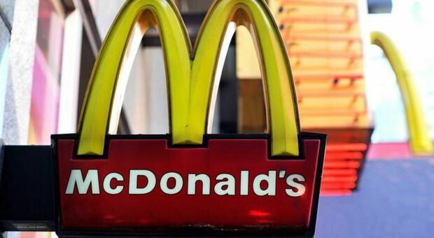 McDonald's down, ristoranti chiusi in tutto il mondo per un guasto: clienti infuriati. Cosa succede