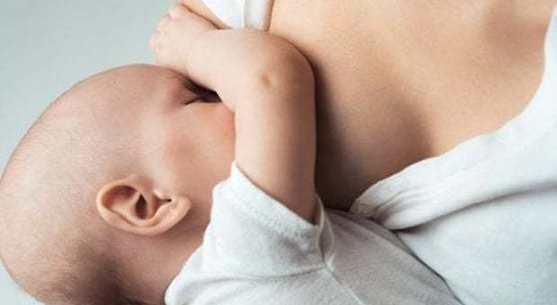 Latte materno ai bimbi meno dolore per i vaccini