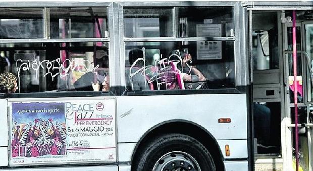 Roma, bus imbrattati dai writers: a pagare saranno gli autisti