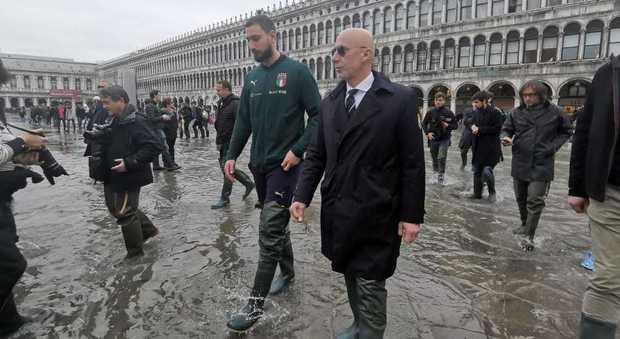 Venezia. Gli azzurri del calcio a San Marco: «La città supererà anche questa»