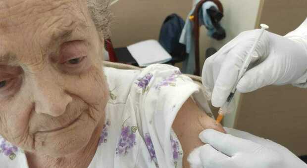 Bovolenta: nonna Emma, 98 anni, chiede per prima la quarta dose: «Orgogliosi»