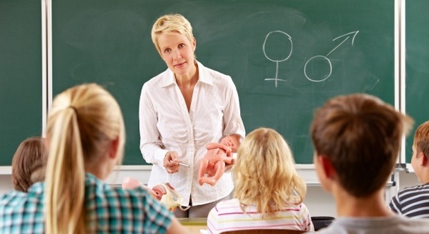 Educazione sessuale a scuola, la prof scrive ai genitori: «Fermatela, è addestramento sessuale»