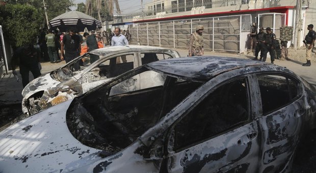 Pakistan, bomba al mercato e assalto al consolato cinese: più di 30 morti nei due attentati