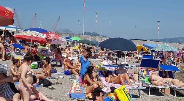 Spiagge carnaio a Salerno, la rivolta dei bagnanti: «Così ritorna il virus»