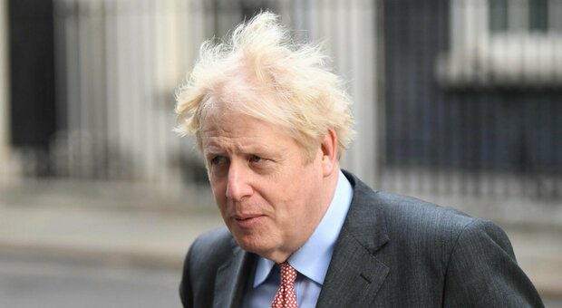 Il padre di Boris Johnson beccato senza mascherina mentre fa shopping: «Sono estremamente dispiaciuto»