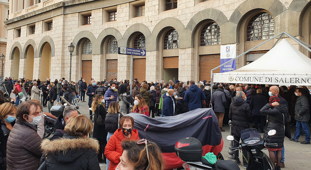 Salerno, assalto ai centri vaccinali code e caos: «Scene da terzo mondo»