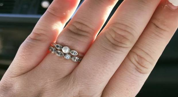 "Il tuo anello di fidanzamento da 100 euro è patetico": la sposa sa come rispondere