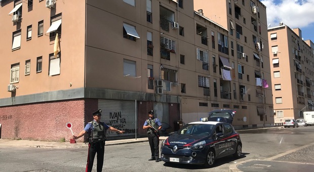 Spacciatori e vedette protetti da portoni blindati e vetri a specchio nel fortino della droga di San Basilio. Un arresto dei carabinieri.